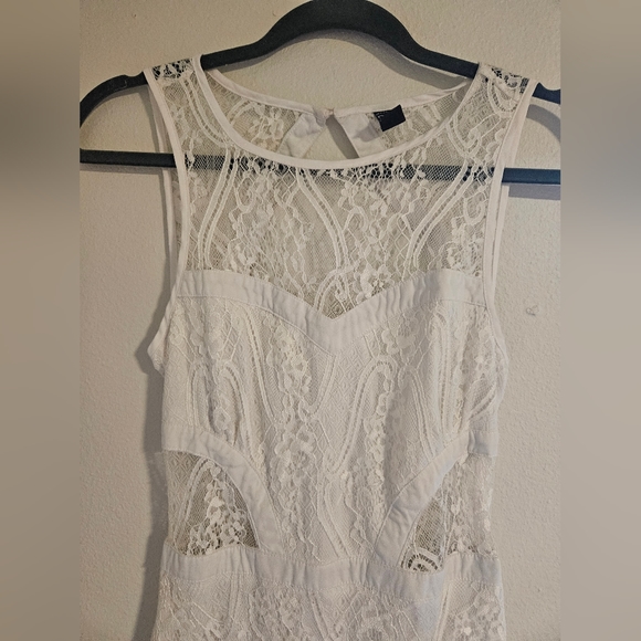 White floral lace gown - Picture 3 of 6